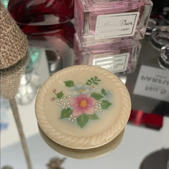 ✨🎉🎉💕Vintage Avon Floral Decorative Round Brooche💕✨ Preloved - Picture 2 of 4